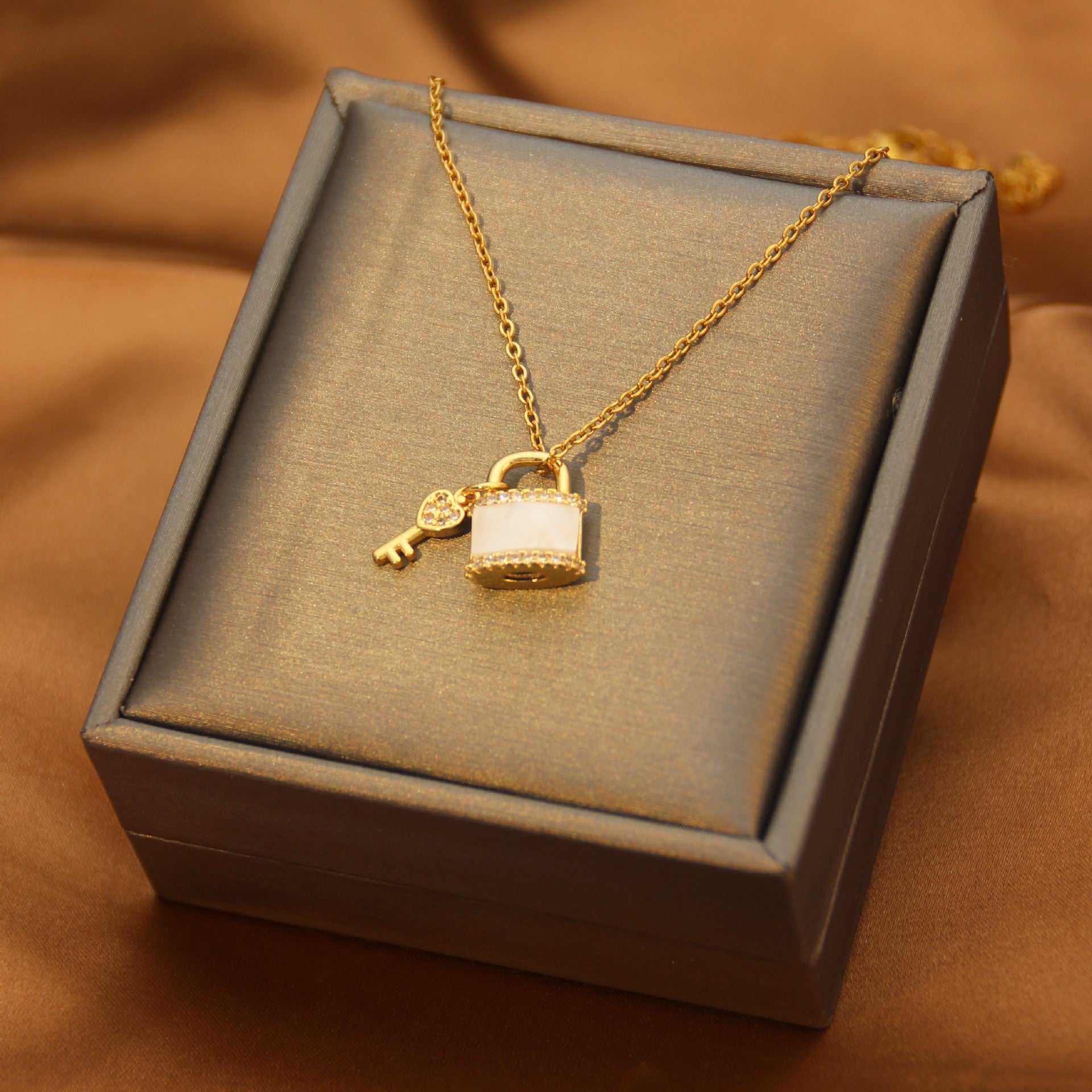 Schlüssel-Halskette für Damen Sanft elegant klein transparent