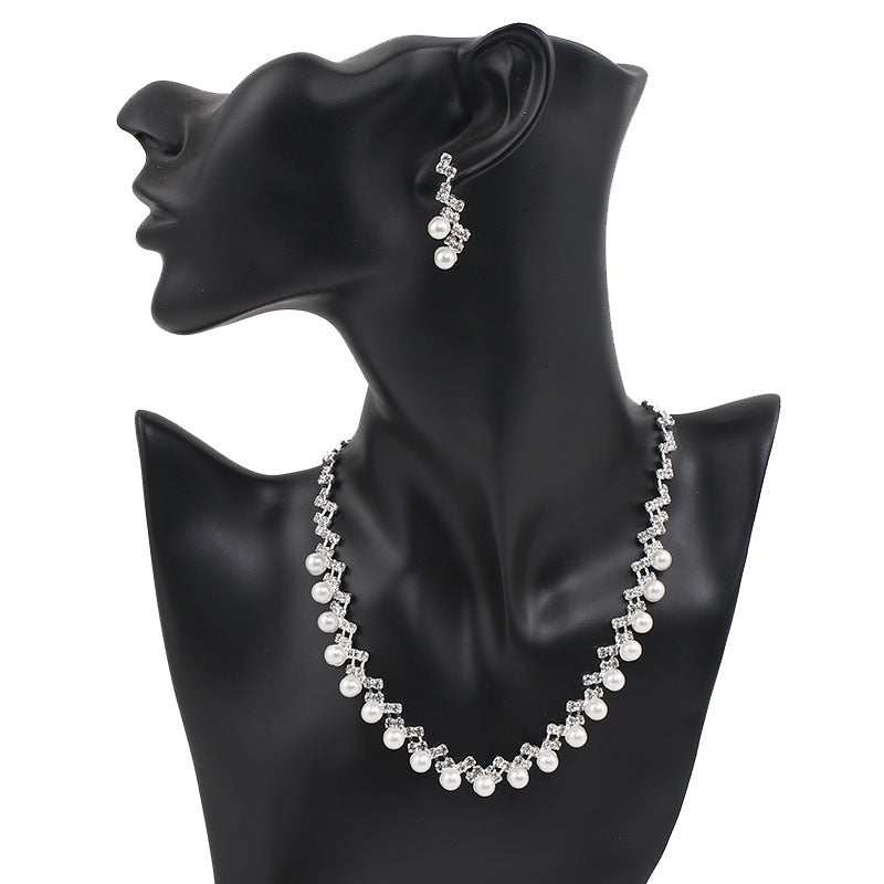 Elegantes Schmuckset mit Perlen und Strass