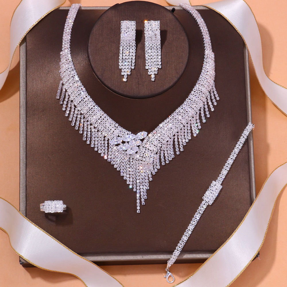 Vierteiliges Set Halskette mit Mikro-Intarsien und Quasten aus Zirkon