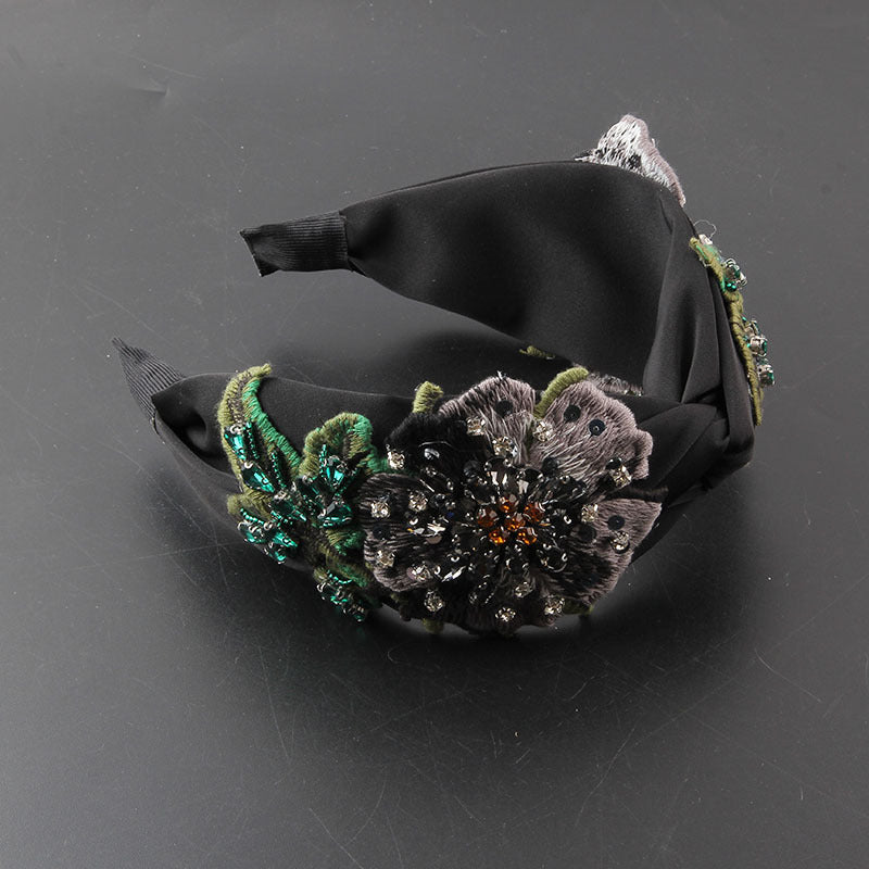 Stirnband aus Stoff mit diamantbesetzter Blume